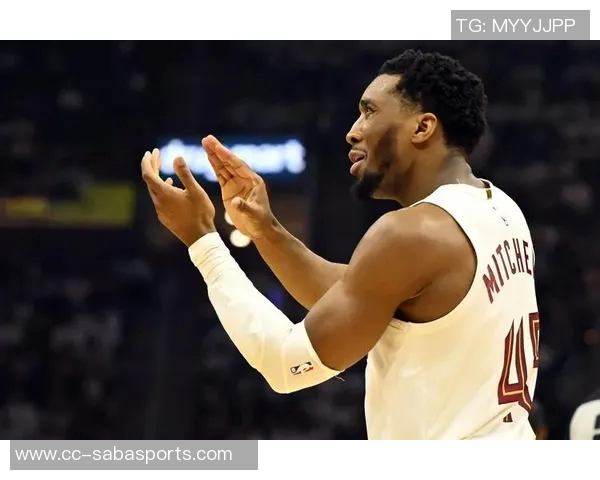 米切尔短暂出战18分钟表现平平贡献7分1板2助2断展现潜力 米切尔短暂出战18分钟表现平平贡献7分1板2助2断展现潜力